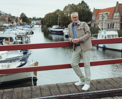 Allan op de brug in Brielle